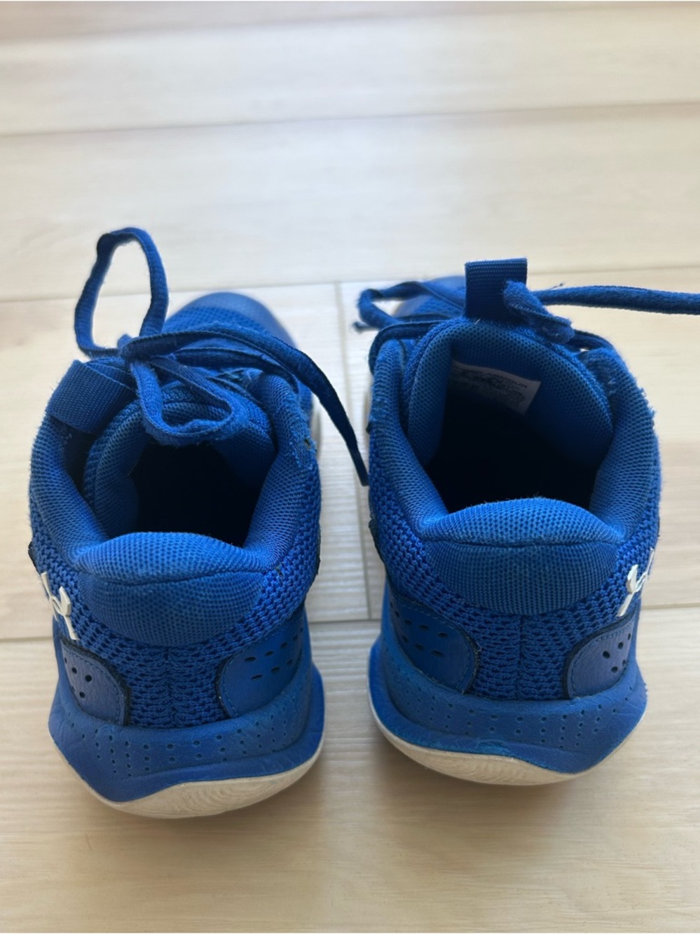 Youth Under Armour athletic shoe - size 1 - Picture 3 of 5